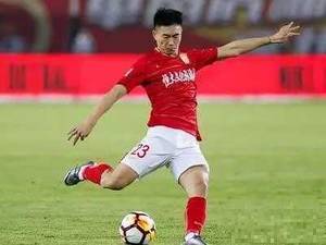 真不怂！邓涵文和牛梓屹对脚放铲拼抢球权