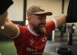 老迷弟了，UFC巨星麦格雷戈身穿曼联复古球衣训练