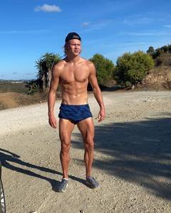 筋肉机器人!哈兰德INS晒照,大秀完美身材