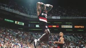 📸打破时空壁!NBA花絮图集:现役球星变装复刻名宿经典镜头