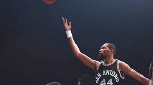 📸打破时空壁!NBA花絮图集:现役球星变装复刻名宿经典镜头