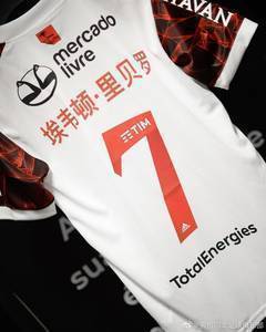 弗拉门戈巴甲联赛身披中文球衣,拍卖后将用于扶贫