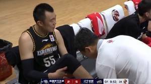 🎥韩德君防守时落地踩到于德豪后崴脚 接受治疗后回到比赛
