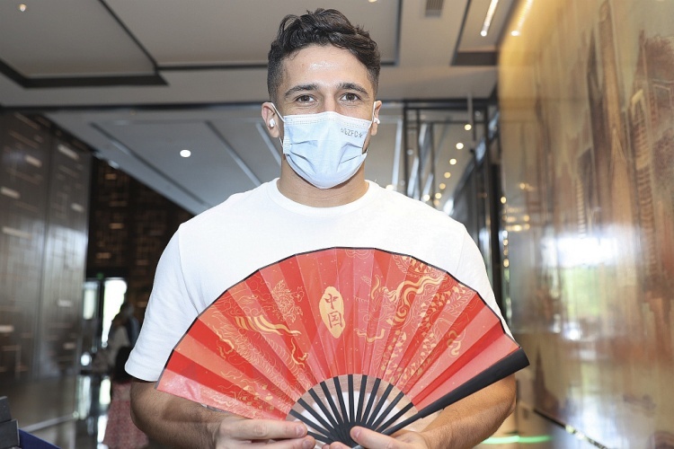 圈内人士:国足非常需要洛国富的精神属性 上轮比赛换下他有点早