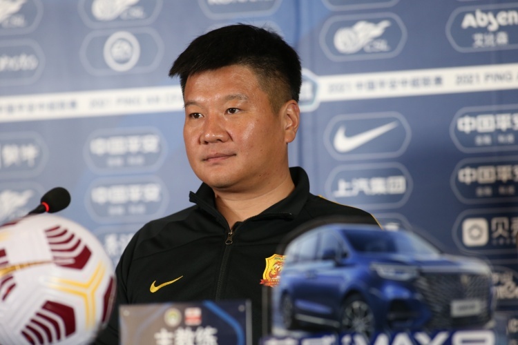 李金羽:新人在场上一直没放弃很欣慰 对球员一年的付出感到骄傲