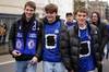 自己动手，部分蓝军球迷用胶带遮挡球衣胸前广告赞助商