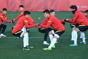 记者:国足无缘世界杯就是实力不行,但或许中国足球还没触底